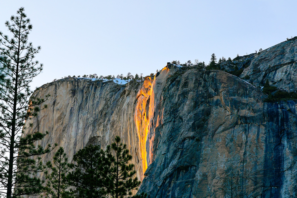 A picture of the red glow of firefall in Yosemite National Park