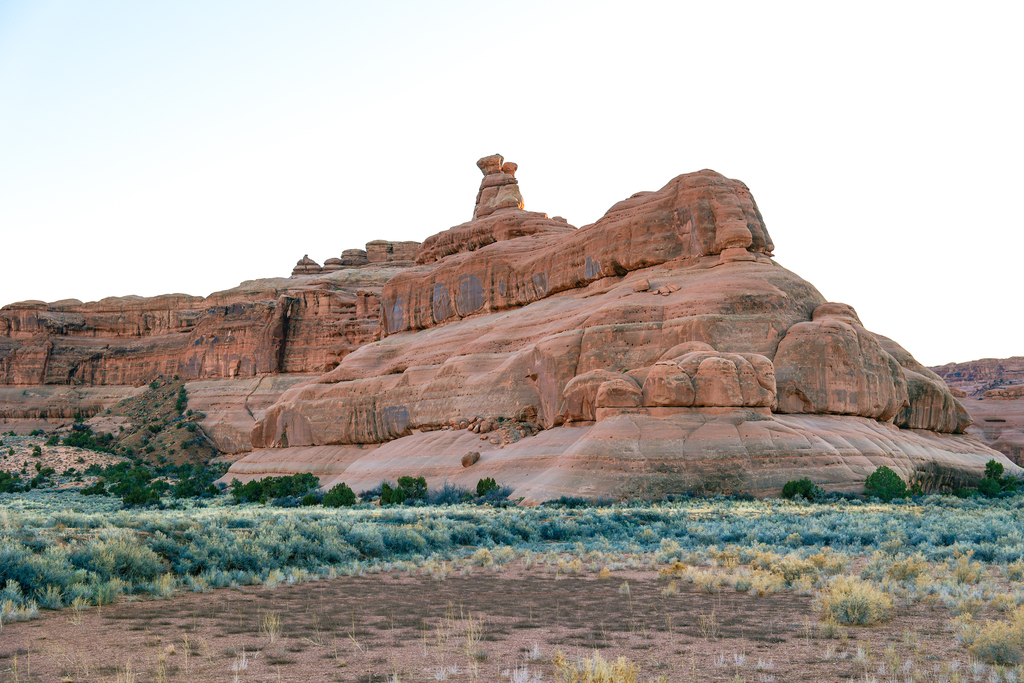 Hugging rocks along the trail to Ring arch in arches national park