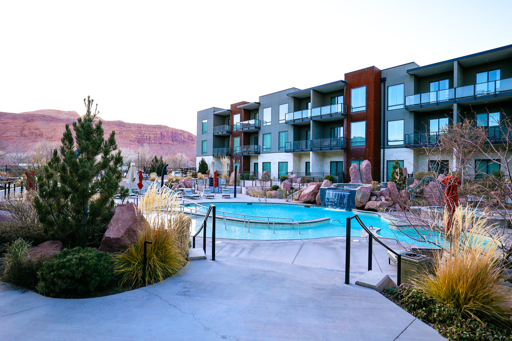 The pool and hot tub at the Hoodoo Moab hotel