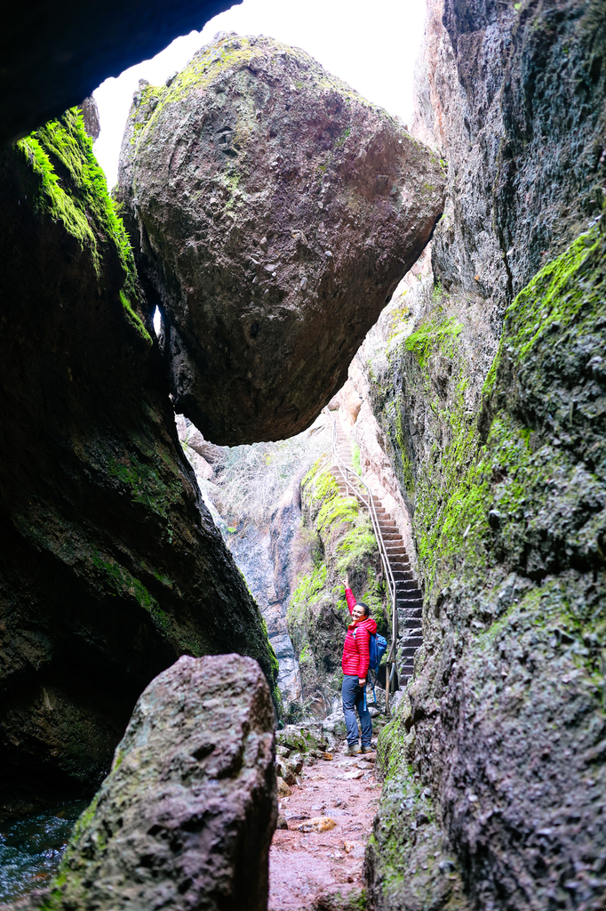 Hiking the Bear Gulch Reservoir and Caves via Moses Spring Trail in Pinnacles National Park hanging rock boulder
