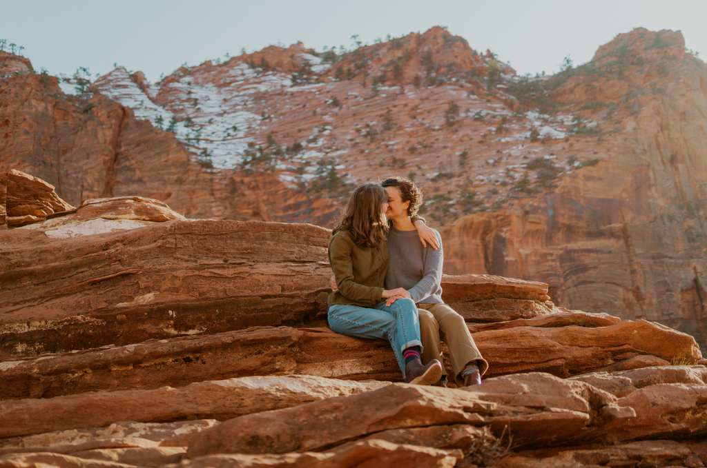 Cute lesbian couple photoshoot in Zion national park at canyon overlook by Zion Adventure Photog