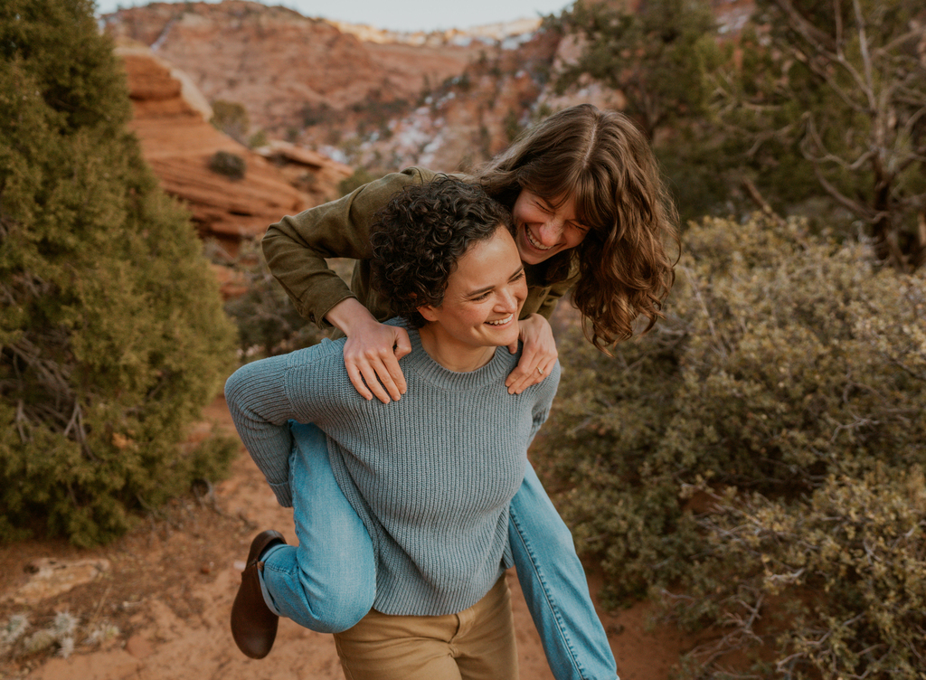 Cute lesbian couple photoshoot in Zion national park at canyon overlook by Zion Adventure Photog