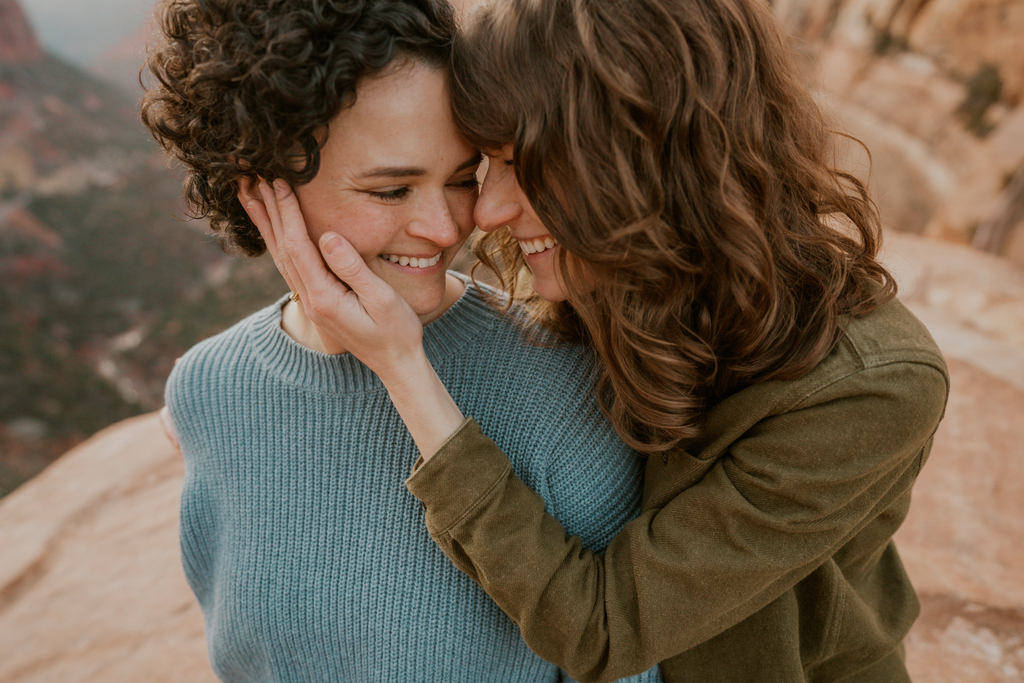 Cute lesbian couple photoshoot in Zion national park at canyon overlook by Zion Adventure Photog