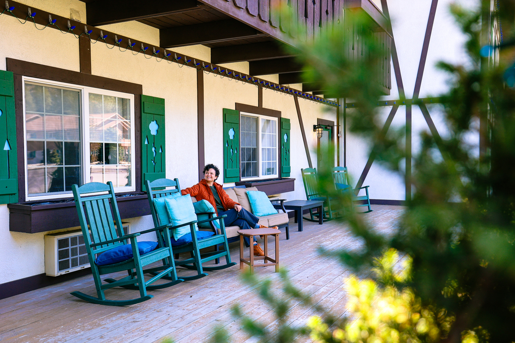 The Blue Elk Inn in Leavenworth Washington patio in spring