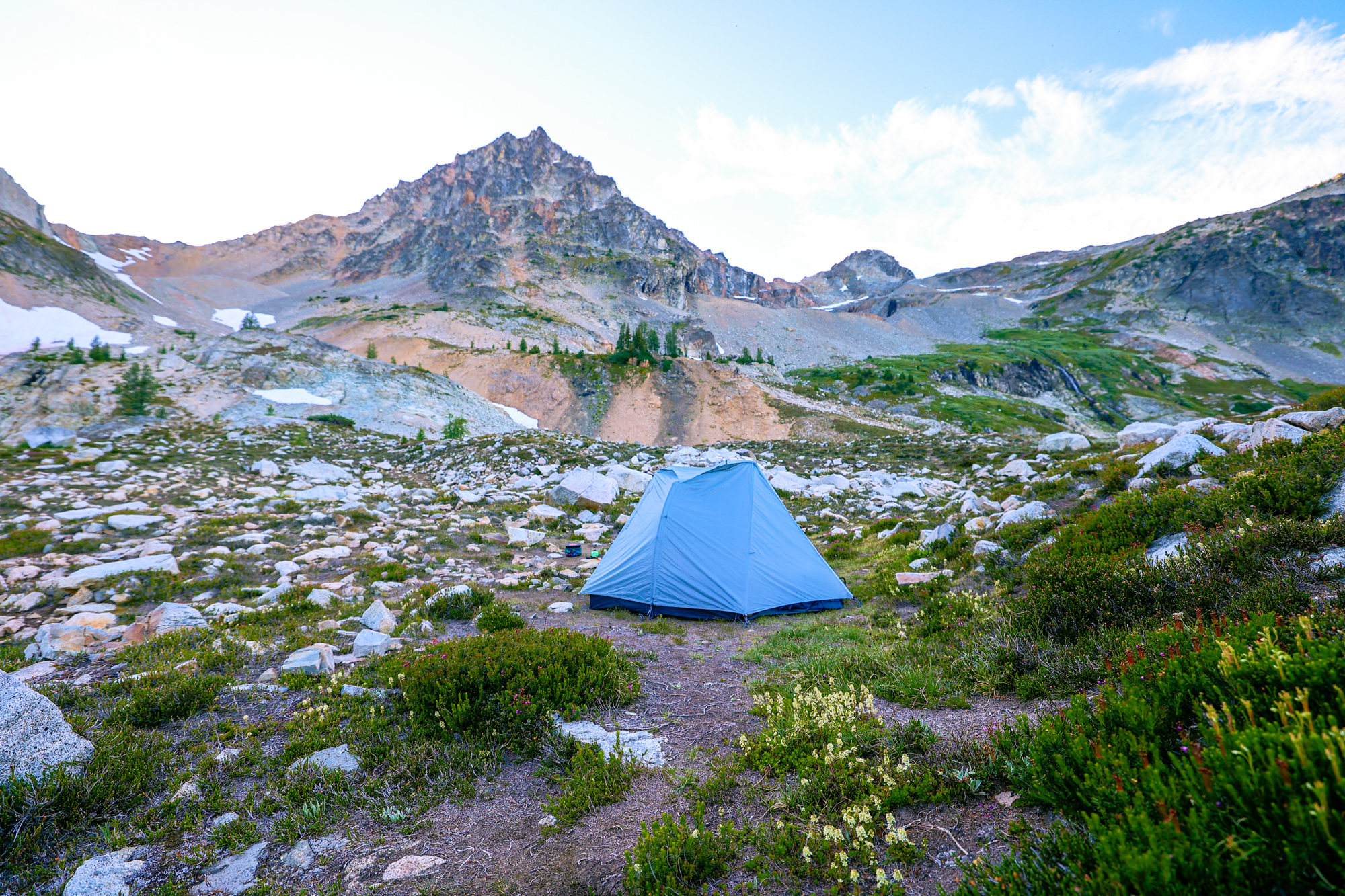 Guide to summer hiking and backpacking at wing lake in the north cascades, Washington state