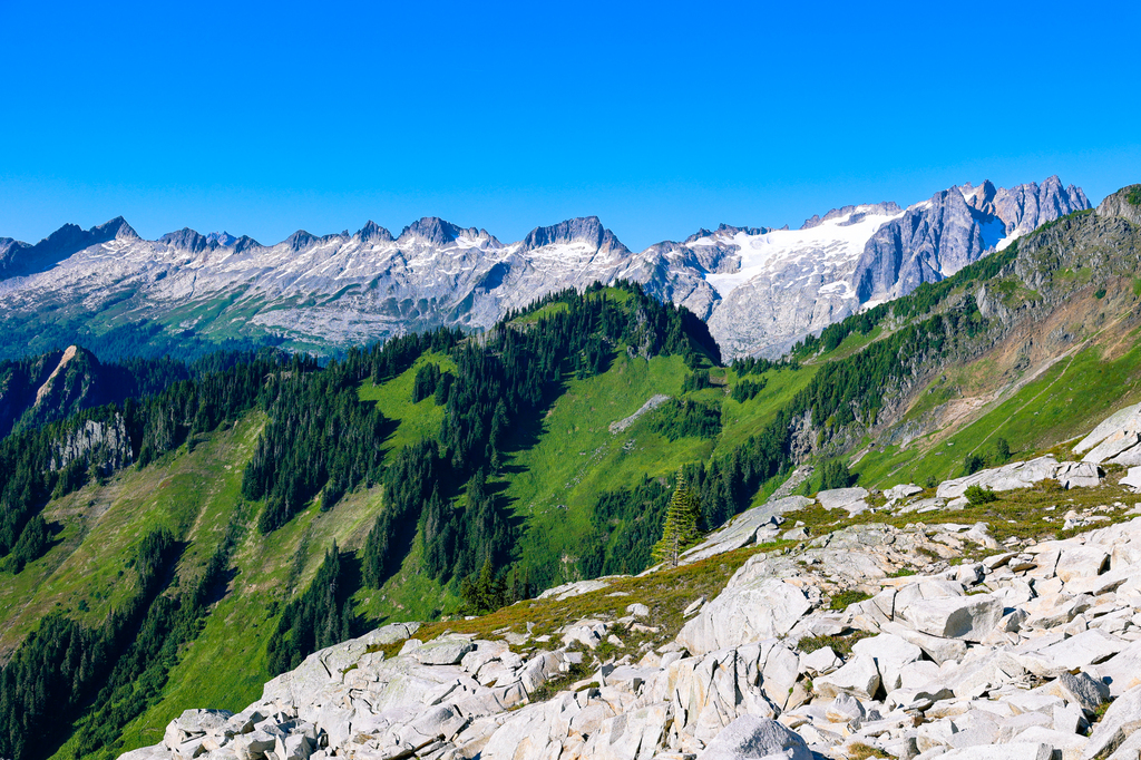 Hidden Lake Lookout hike in summer in Washington state North Cascades National Park