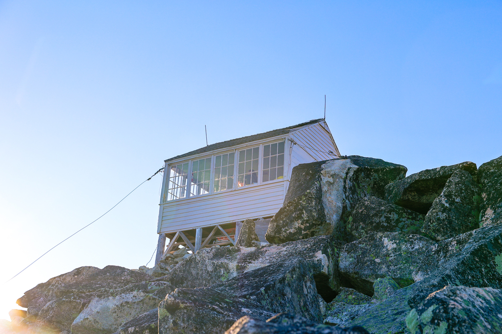 Hidden Lake Lookout hike in summer in Washington state North Cascades National Park