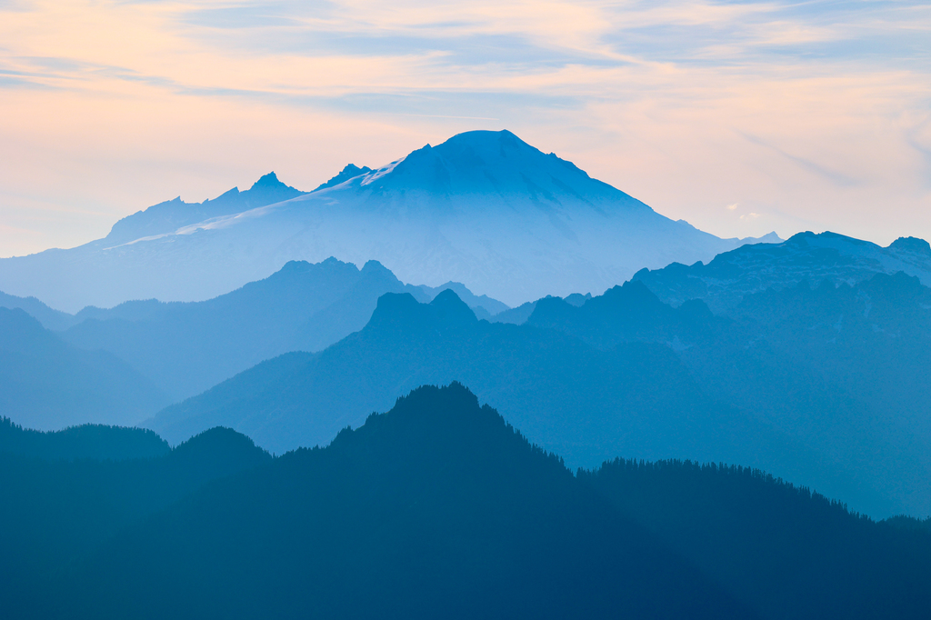 Hidden Lake Lookout hike in summer in Washington state North Cascades National Park
