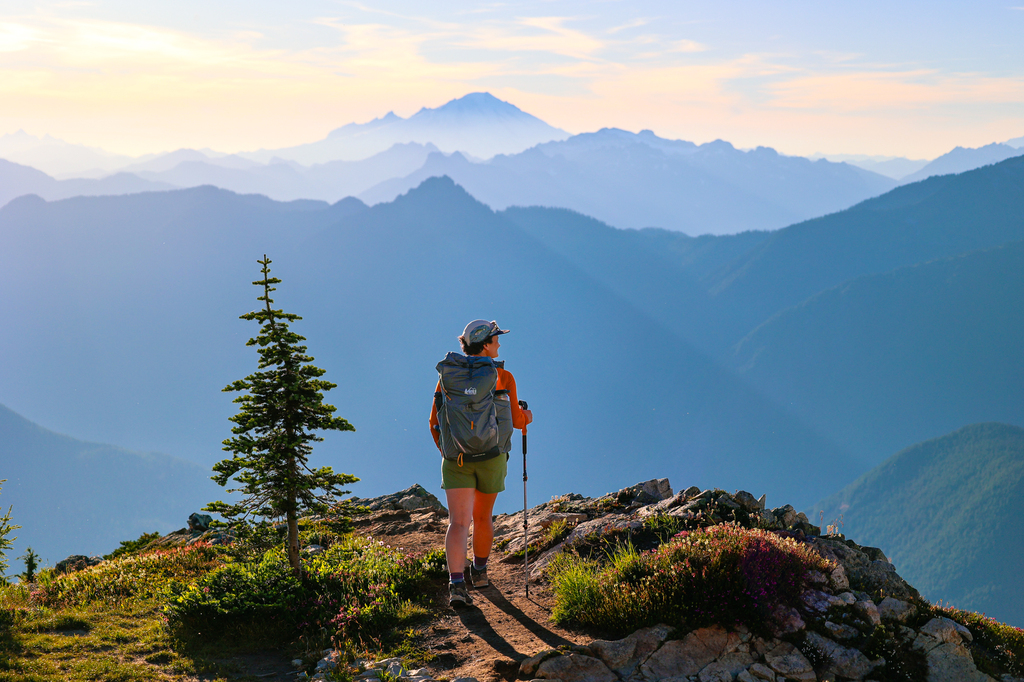 Hidden Lake Lookout hike in summer in Washington state North Cascades National Park